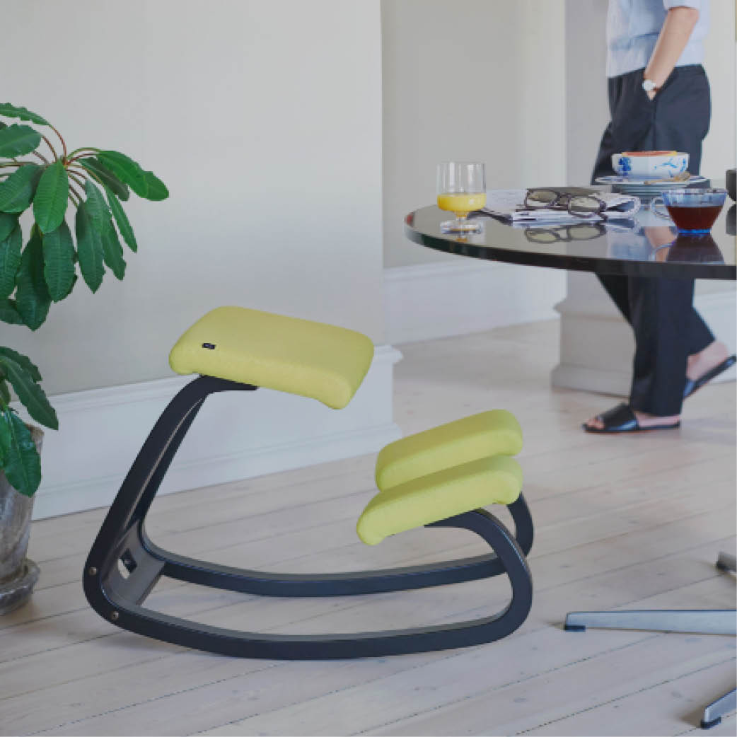 Varier - Varier Variable la seduta ergonomica originale. Struttura legno  chiaro e stoffa Revive colore blu - STV1 - Villa Varese